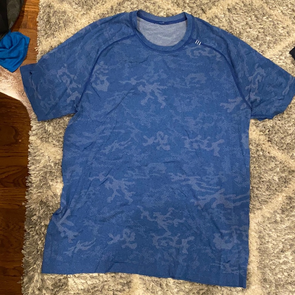 Blue camo Men’s Lulu lemon tee XL